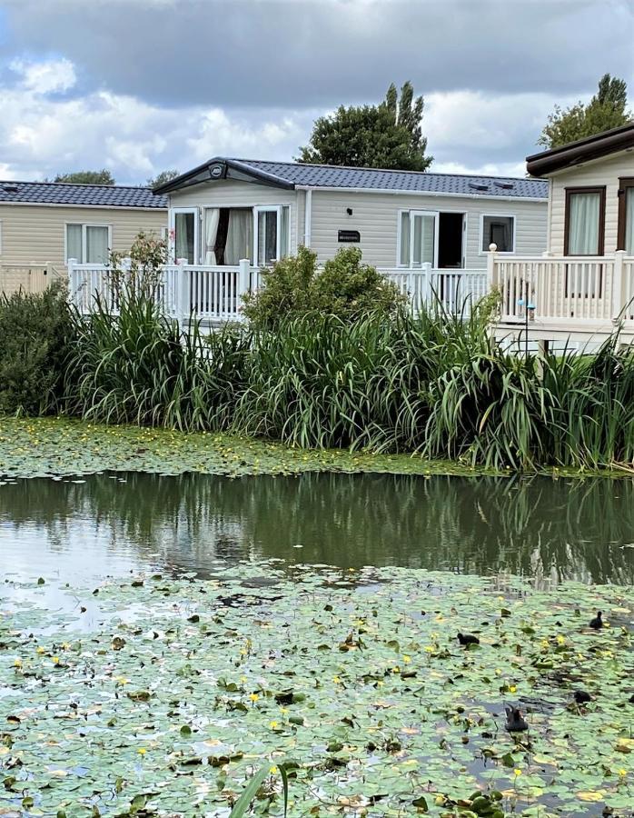 Lilly Pad Villa เซาธ์เซอร์นีย์ ภายนอก รูปภาพ